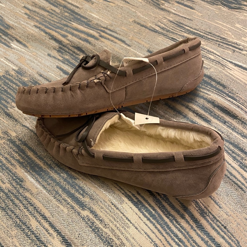 Fuzzy Aeropostale shoes /or slippers